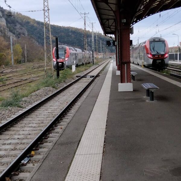 Régio2N stationnant en gare de Foix