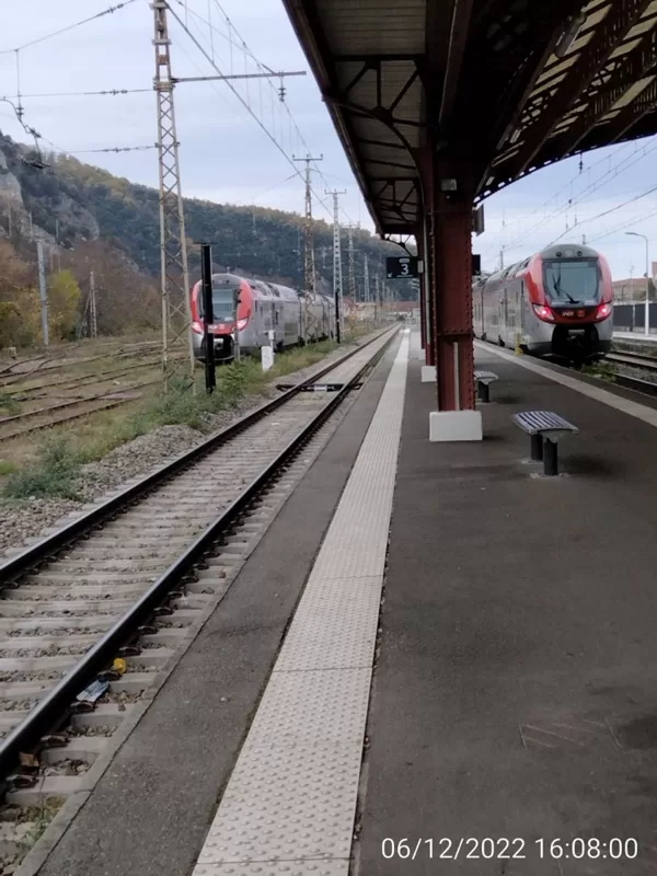 Régio2N stationnant en gare de Foix