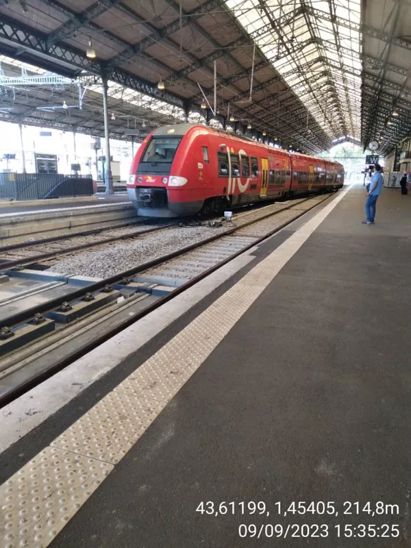 AGC en provenance d'Auch arrivant sur voie 2 à Toulouse Matabiau
